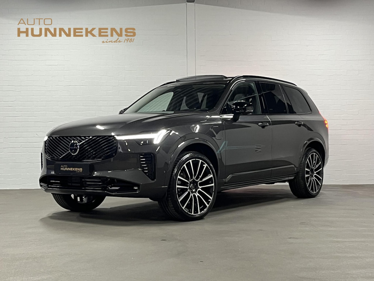 Volvo XC90 - 2.0 T8 Plug-in hybrid AWD Ultra Dark Luchtvering | Massage | Bowers & Wilkins | Trekhaak | - AutoWereld.nl