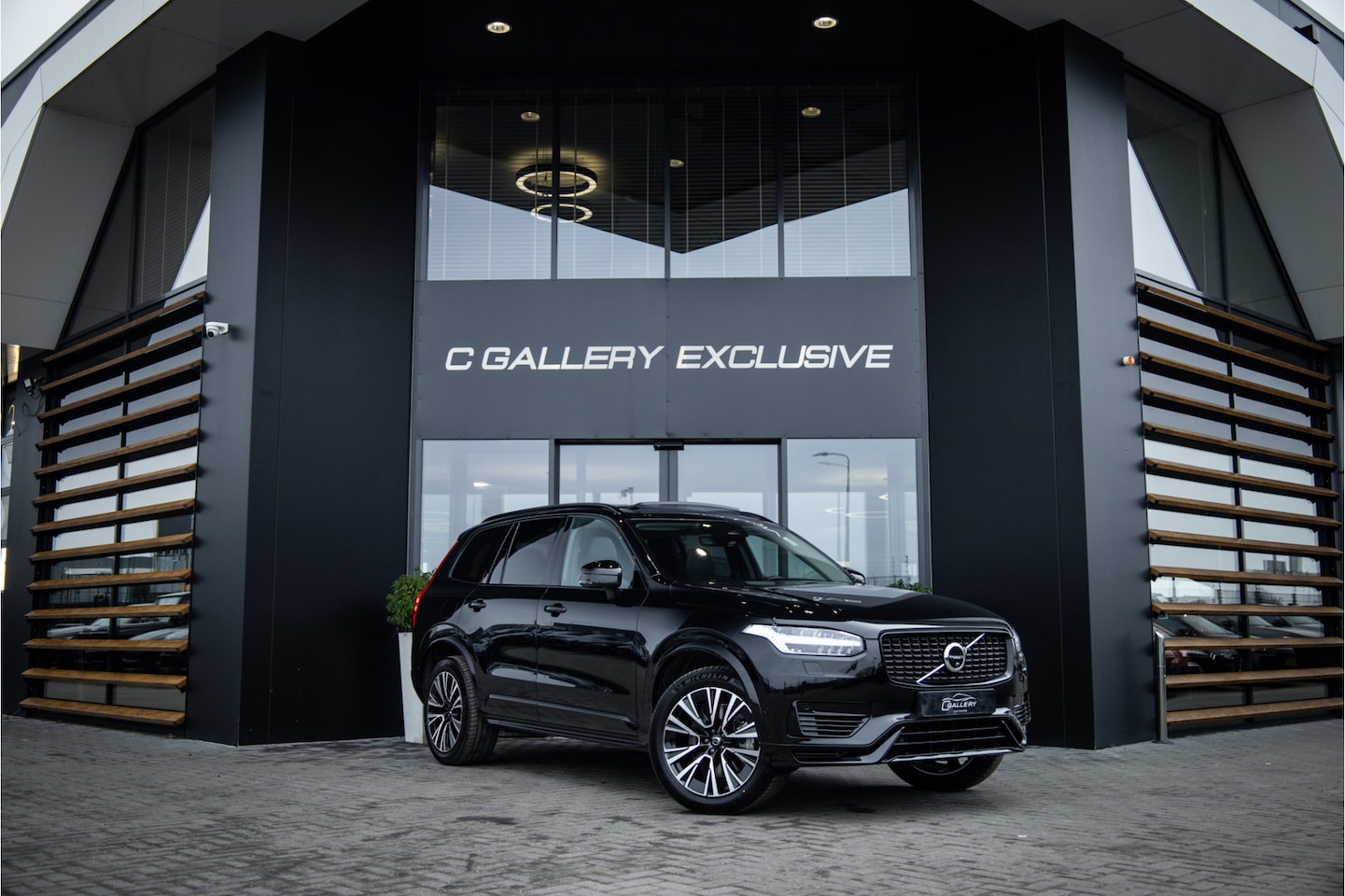 Volvo XC90 - 2.0 T8 Plug-in hybrid AWD Plus Bright - Panorama | H&K | Memory | Elek. Trekhaak - AutoWereld.nl