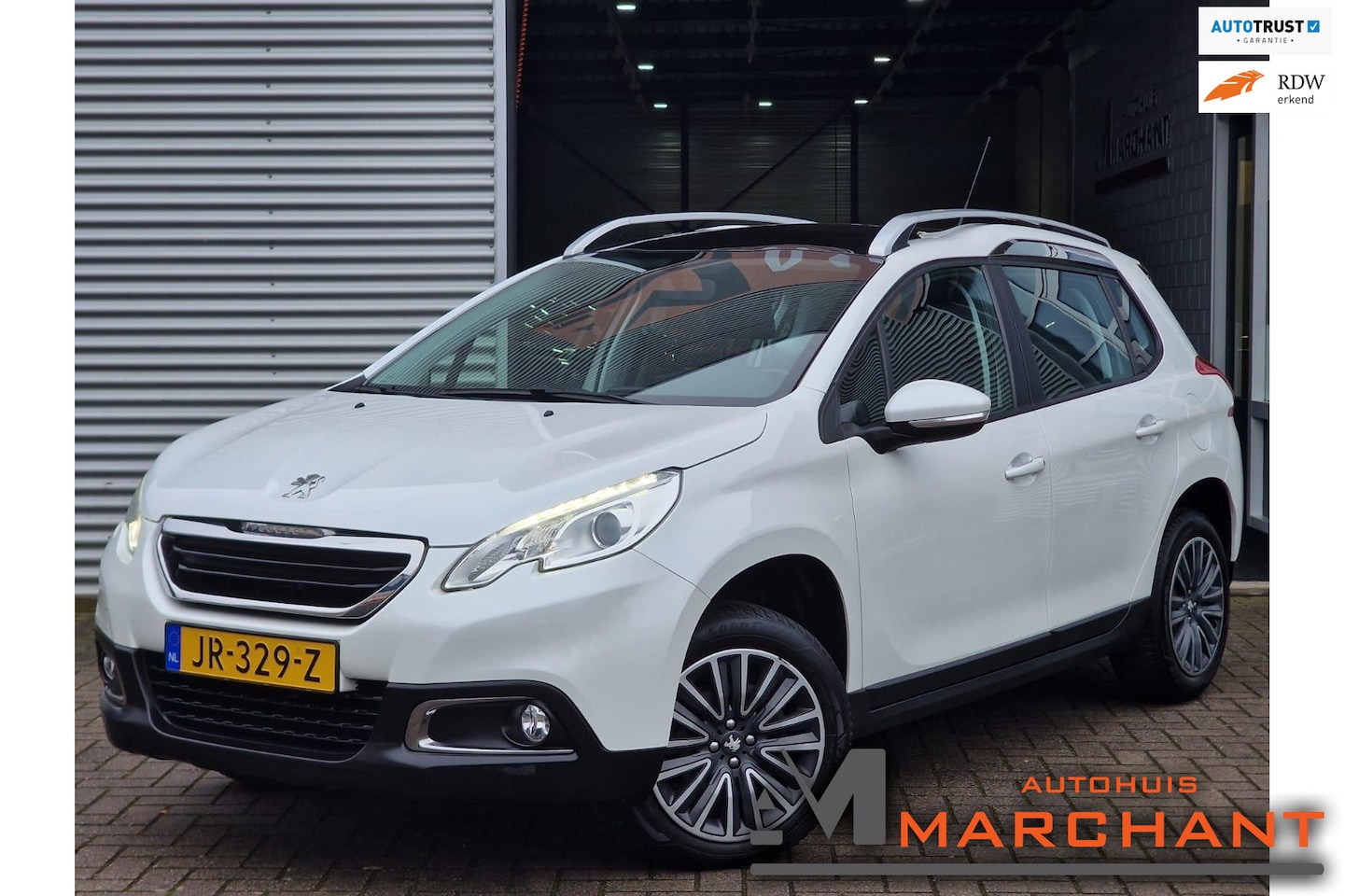 Peugeot 2008 - 1.2 PureTech Blue Lion TREKHAAK|PDC|NAVI - AutoWereld.nl