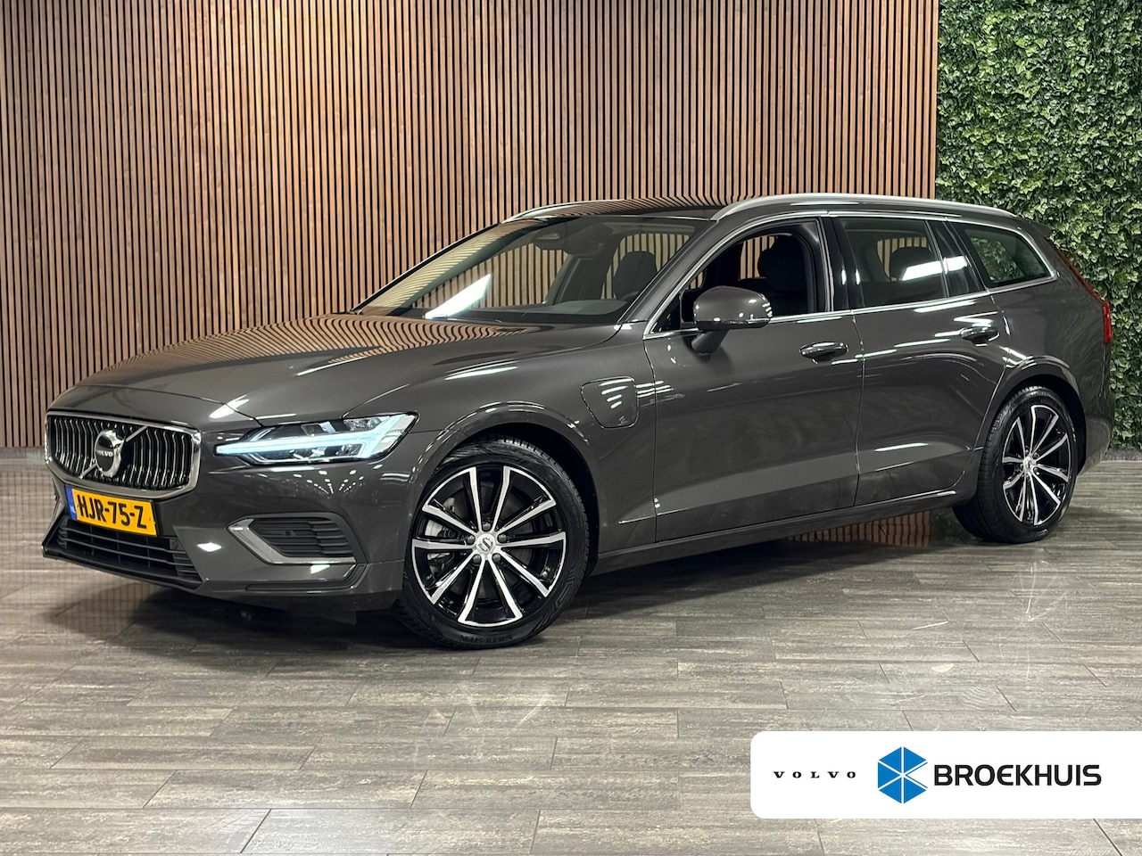 Volvo V60 - T6 AWD Recharge Essential T6 AWD Recharge Essential | Trekhaak | All Season banden | Leder - AutoWereld.nl