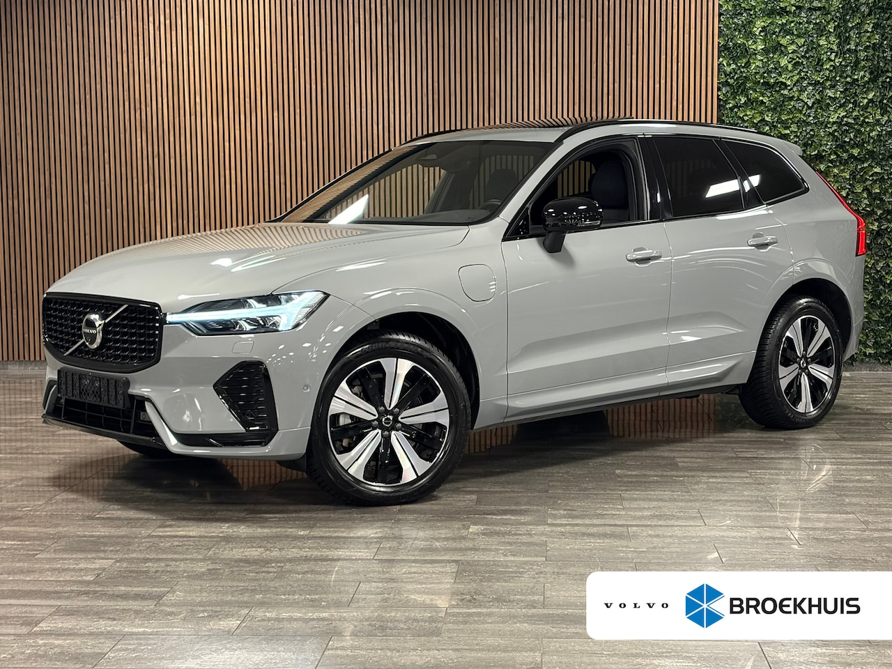 Volvo XC60 - T6 AWD Recharge Plus Dark 360° Camera | Harman Kardon | All Season Banden | Adaptieve Crui - AutoWereld.nl