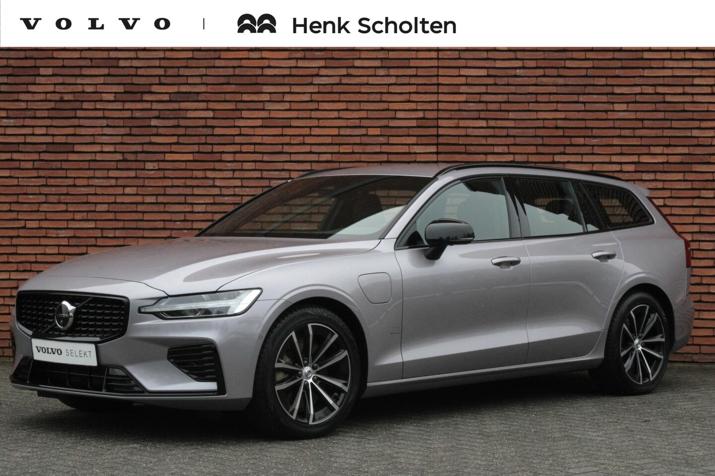 Volvo V60 - T6 Plug-in hybrid AWD Plus Dark | Trekhaak | 360 Graden Camera | Verwarmbare Voorstoelen | - AutoWereld.nl