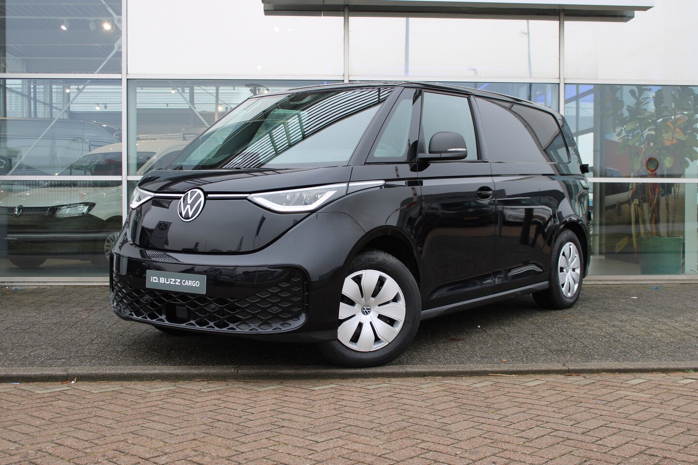 Volkswagen ID. Buzz Cargo - 79 kWh €6.000 VOORDEEL | 286 pk | Trekhaak | Achterdeuren | Bijrijdersbank | Stoelverwarmi - AutoWereld.nl