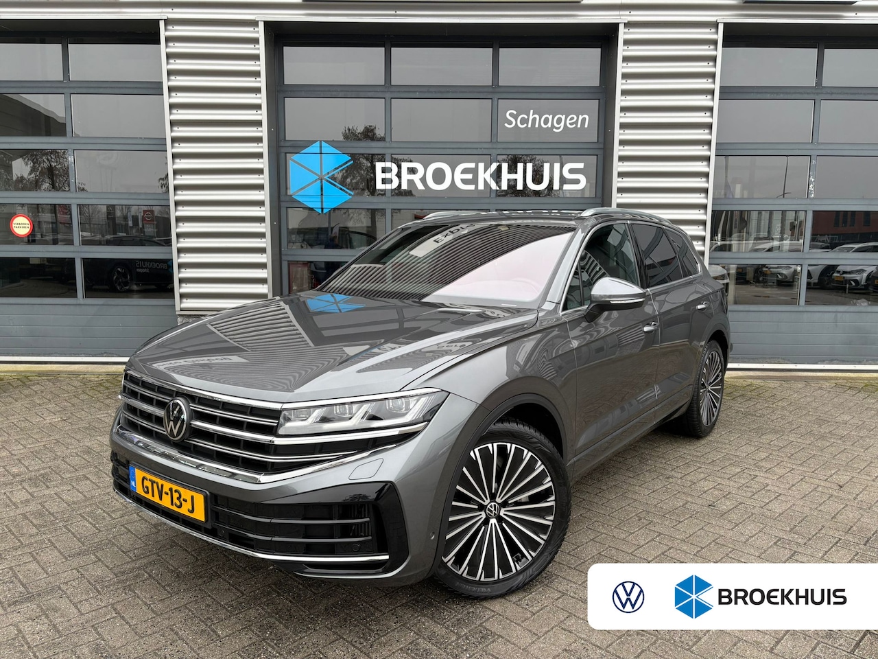 Volkswagen Touareg - 3.0 TSi eHybrid 340 pk 4MOTION Elegance | Luchtvering | Elektrische Panoramadak | Achterui - AutoWereld.nl