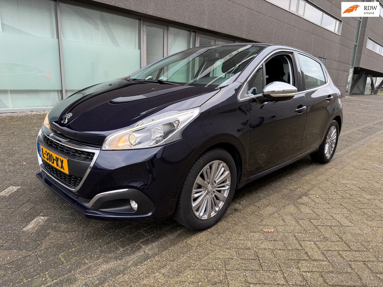 Peugeot 208 - 1.2 PureTech Signature AUTOMAAT CLIMAT BJ 4-2019 APK 3-2027 - AutoWereld.nl