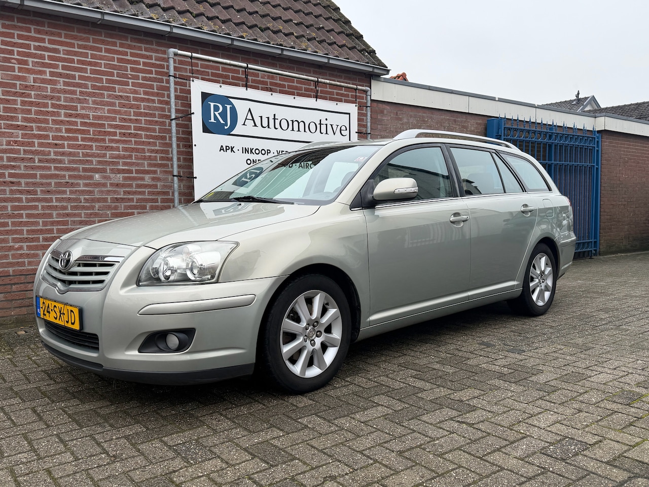 Toyota Avensis Wagon - 2.0 VVTi Luna 2.0 VVTi Luna - AutoWereld.nl