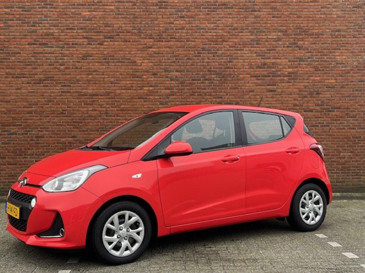 Hyundai i10 - 1.0i 66pk Comfort | Navigatie | Airco | Parkeersensoren achter | - AutoWereld.nl