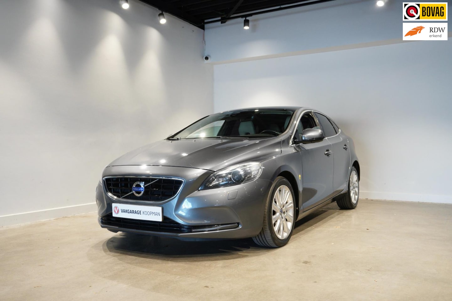 Volvo V40 - 1.6 T4 Summum Trekhaak|Cruise|Leer - AutoWereld.nl