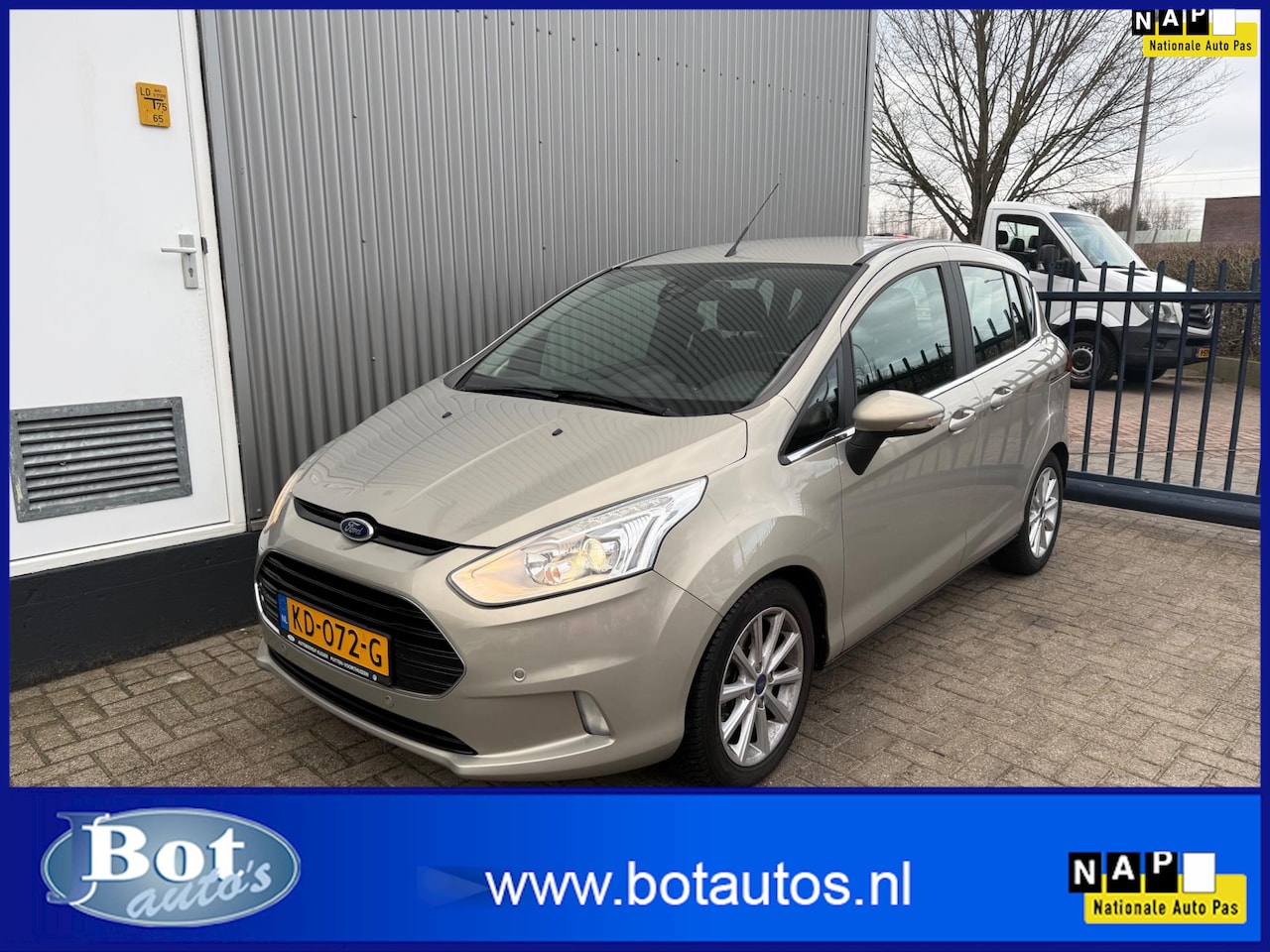 Ford B-Max - 1.0 EcoBoost Titanium / NAVIGATIE / TREKHAAK / ACHTERUITRIJCAMERA / PARKEERHULP / NL-AUTO - AutoWereld.nl