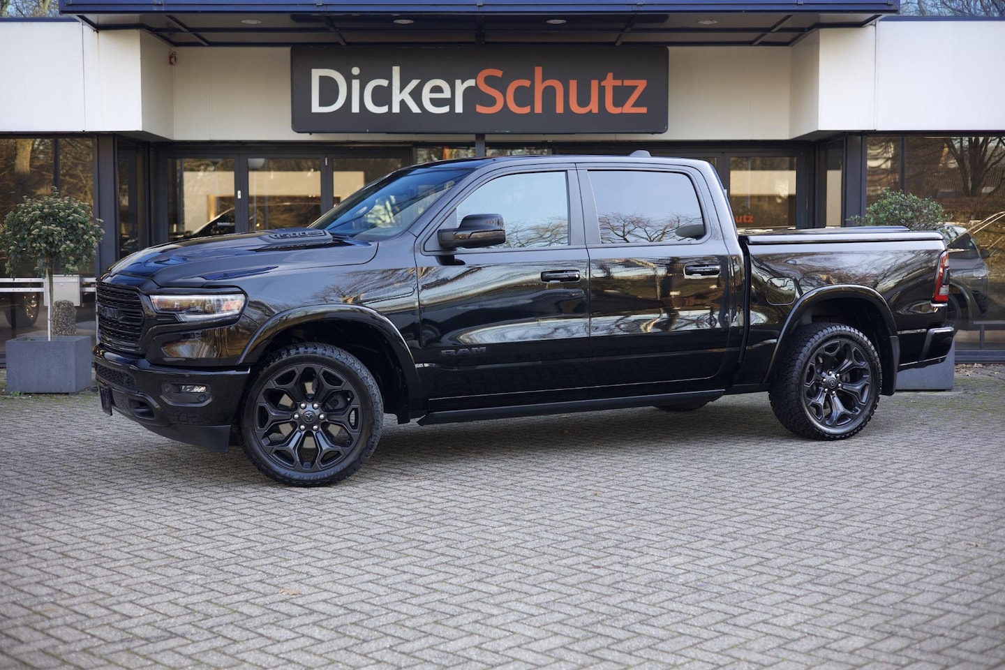 Dodge Ram 1500 - 5.7 V8 4x4 Crew Cab Limited Night | Pano | Luchtvering | Head-Up - AutoWereld.nl