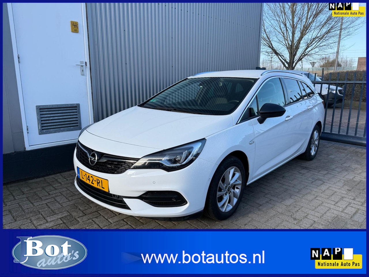 Opel Astra Sports Tourer - 1.2 Business Elegance / 76.000 KM / 1E EIGENAAR / NAVIGATIE / CAMERA / TREKHAAK / CRUISE/ - AutoWereld.nl