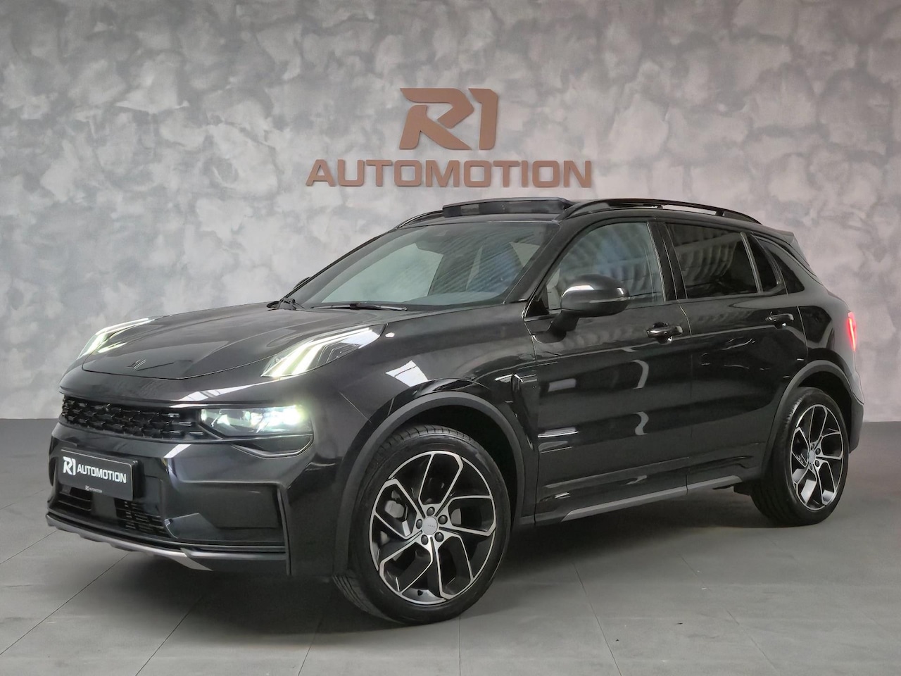 Lynk & Co 01 - 1.5|PANODAK|360 CAMERA|KEYLESS|SFEERVERL|20" VELGEN|ELEKTRISCHE KLEP|MEMORY|STOELVERWARMIN - AutoWereld.nl