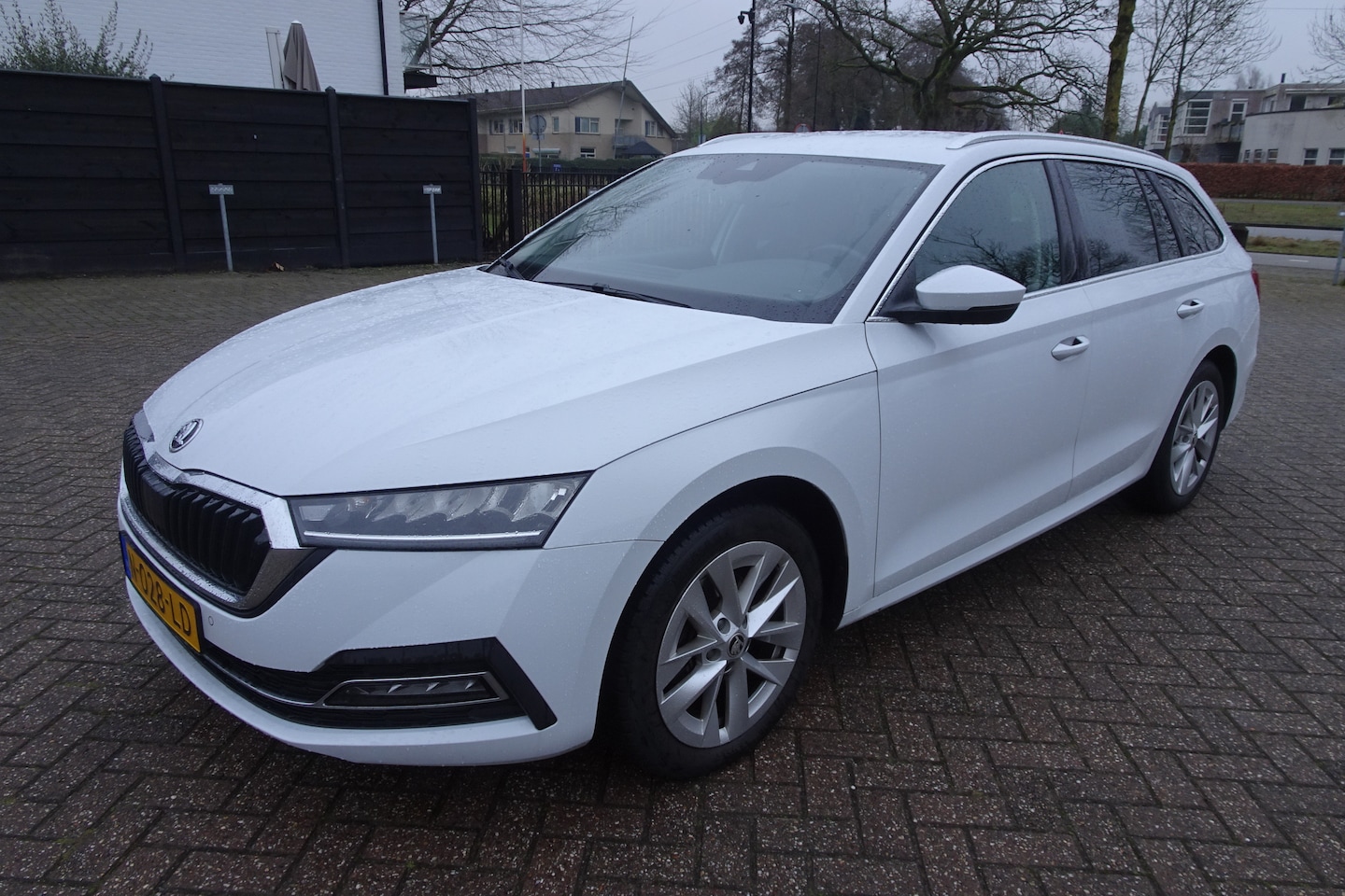 Skoda Octavia Combi - 1.0 TSI Business Edition 110 pk * AIRCO * LMV * NAVI * CAMERA * TREKHAAK * - AutoWereld.nl