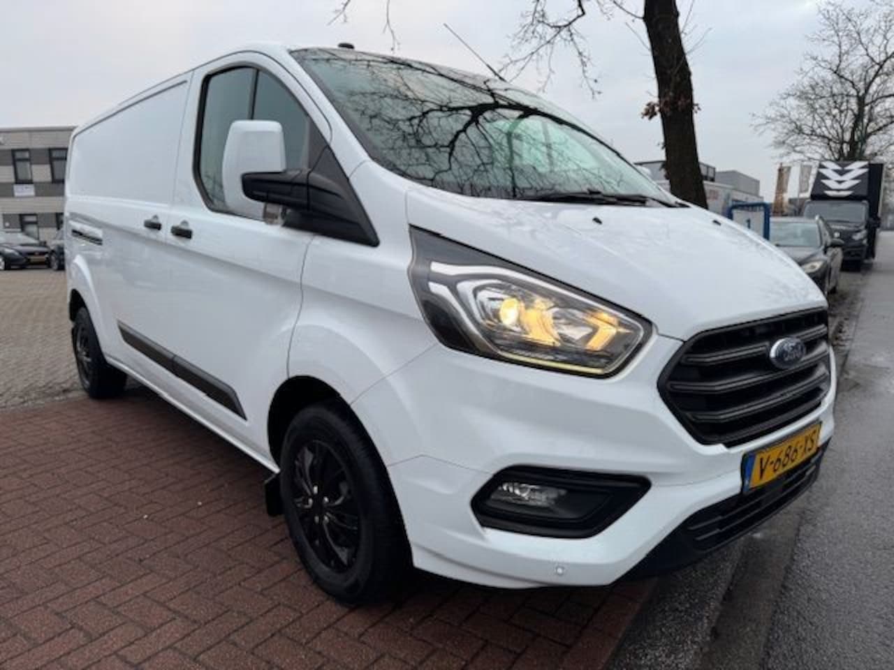 Ford Transit Custom - 300 2.0 TDCI 130pk L2 H1 Trend 3Zits Euro6 173.000km Airco,Navi,Camera - AutoWereld.nl