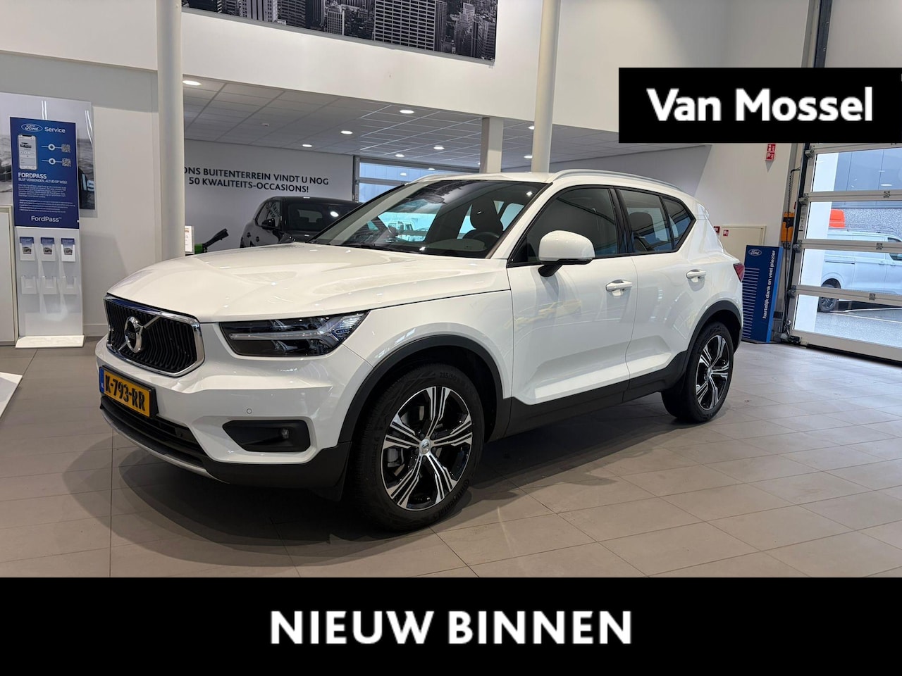 Volvo XC40 - 2.0 B4 Business Pro | AUTOMAAT | TREKHAAK | VOORSTOELEN VERWARMBAAR | CAMERA | NAVI | CARP - AutoWereld.nl
