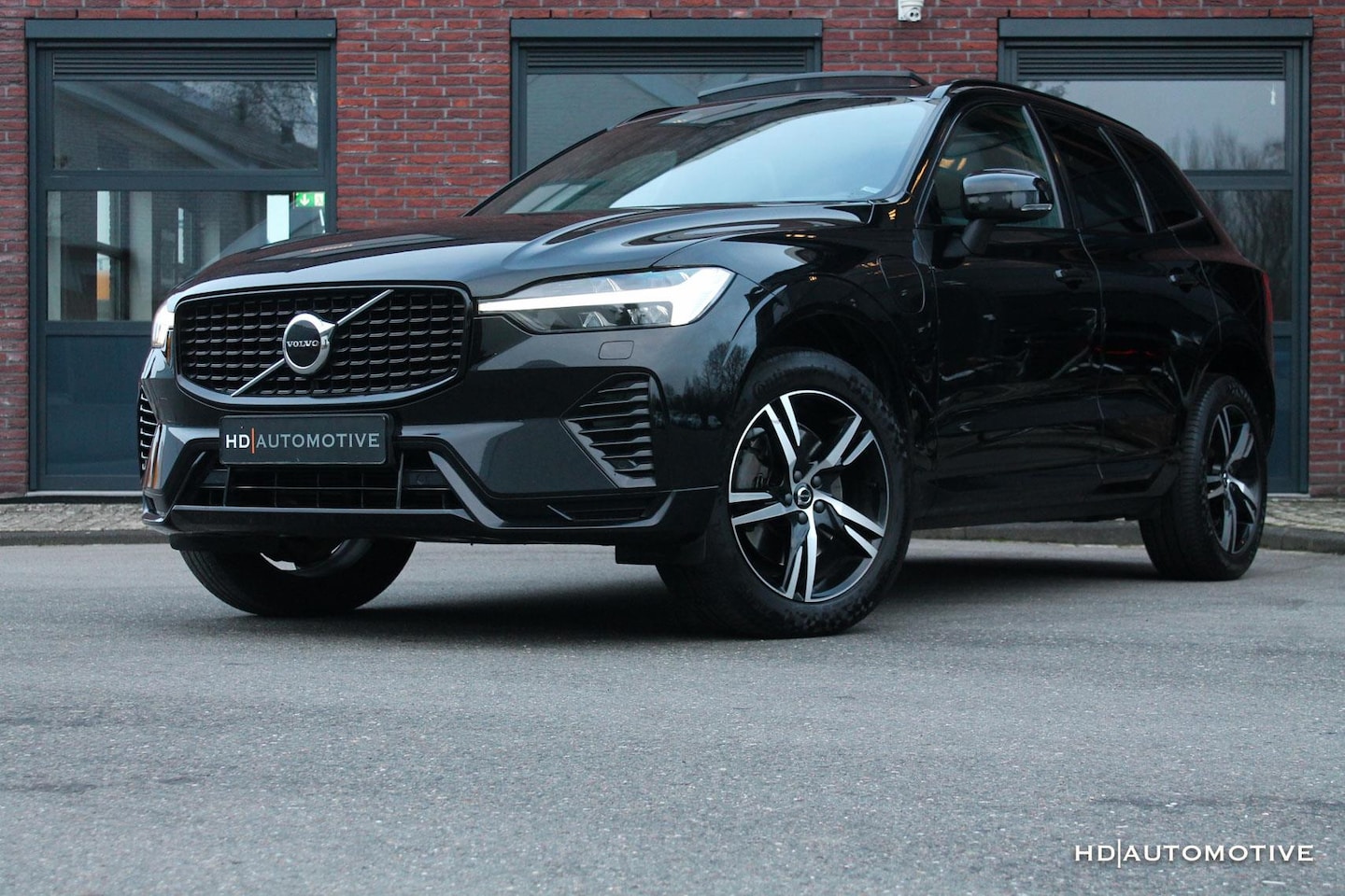 Volvo XC60 - 2.0 T6 Plug-in hybrid AWD R-Design Dark PANO|TREKHAAK - AutoWereld.nl