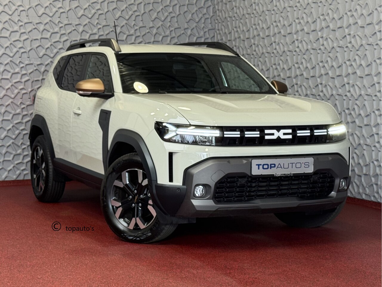 Dacia Duster - 1.6 HYBRID SANDSTONE CAMERA CARLAY NAVI STOEL/STUUR/RUIT VERW. LED PDC ✅Top Auto's Wijchen - AutoWereld.nl