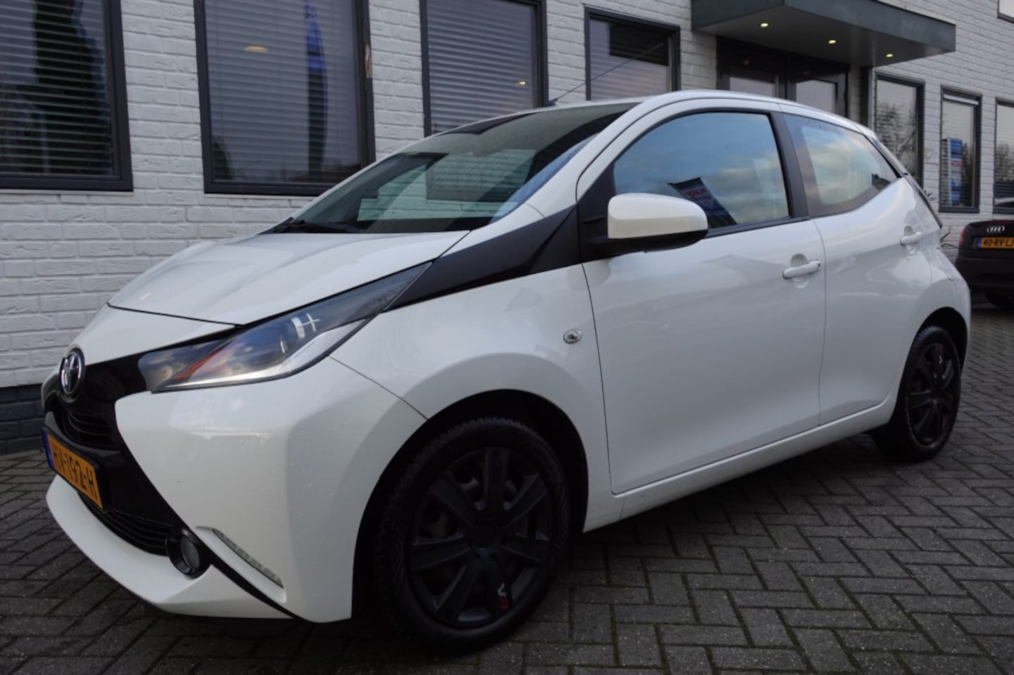 Toyota Aygo - 1.0 VVT-i x-play 1.0 VVT-I X-PLAY 5 drs - AutoWereld.nl