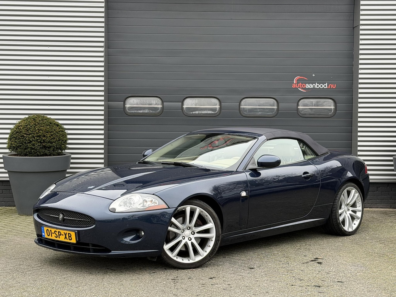 Jaguar XK - 4.2 V8 Convertible | Navigatie | Alpine | Lederen Bekleding | 20 Inch Lichtmetalen Velgen - AutoWereld.nl