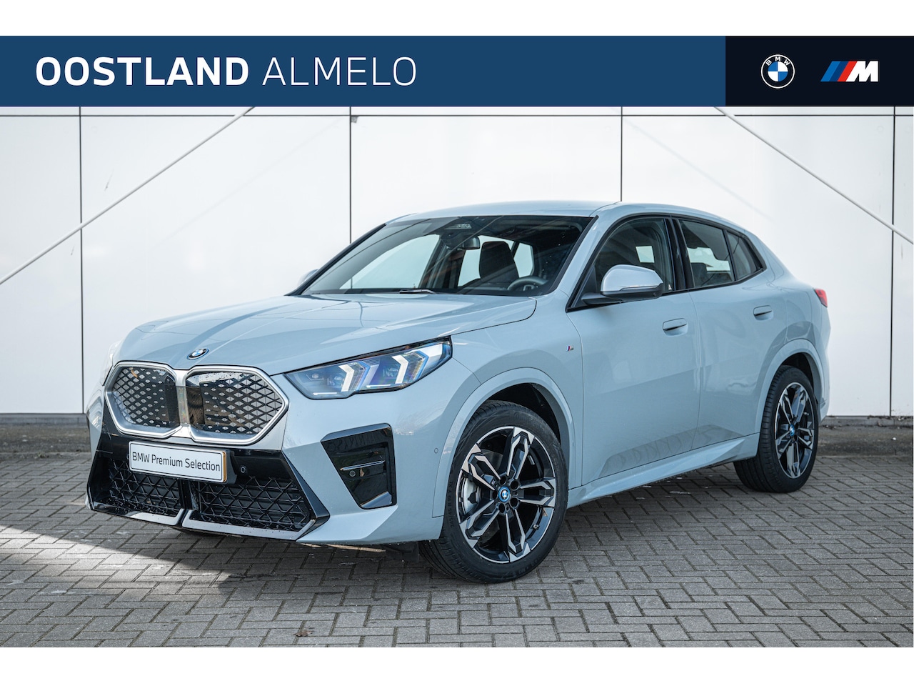 BMW iX2 - eDrive20 High Executive M Sport / Sportstoelen / Adaptieve LED / Comfort Access / Parking - AutoWereld.nl