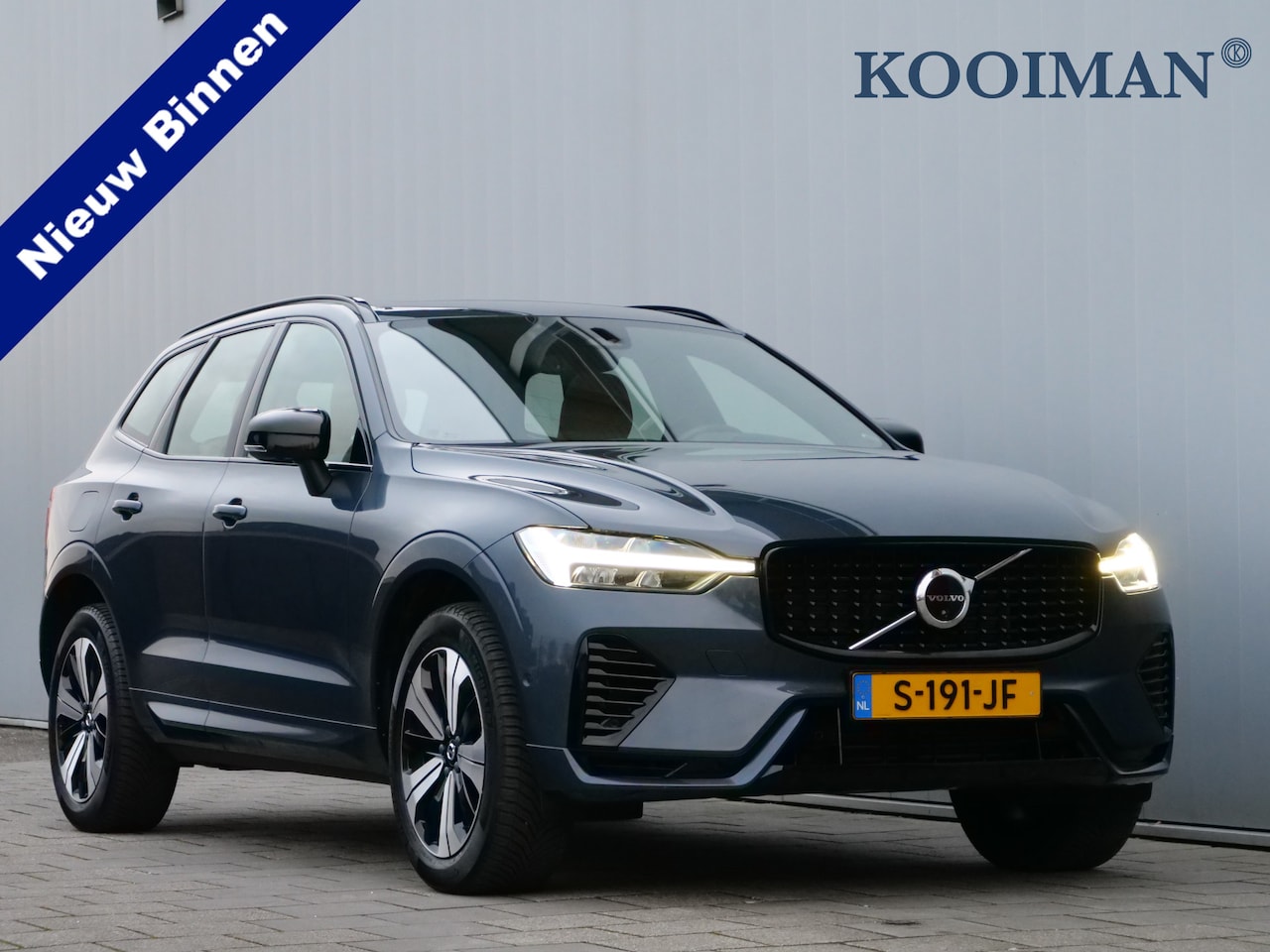 Volvo XC60 - 2.0 T6 Plug-in hybrid AWD R-Design 350 Pk Automaat Navigatie / DAB / Pano-dak / Leer / Tre - AutoWereld.nl