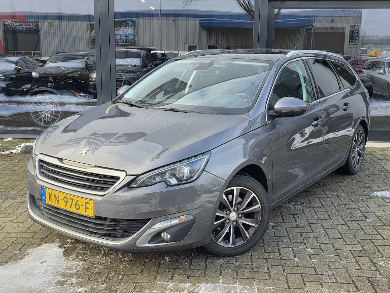 Peugeot 308 SW - 1.2 PureTech Blue Lease Premium + LED + PANO DAK + NWE RIEM - AutoWereld.nl