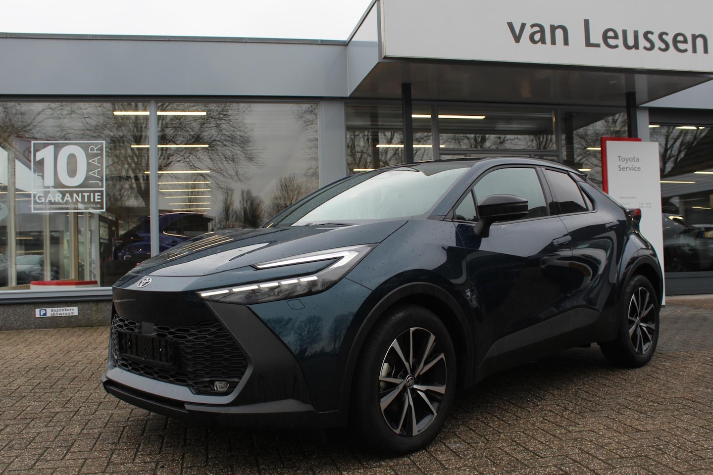Toyota C-HR - 1.8 Hybrid 140 FIRST EDITION LED AD-CRUISE EL-A.KLEP NAVI WISSER/STUUR&STOELVERW. DODEHOEK - AutoWereld.nl