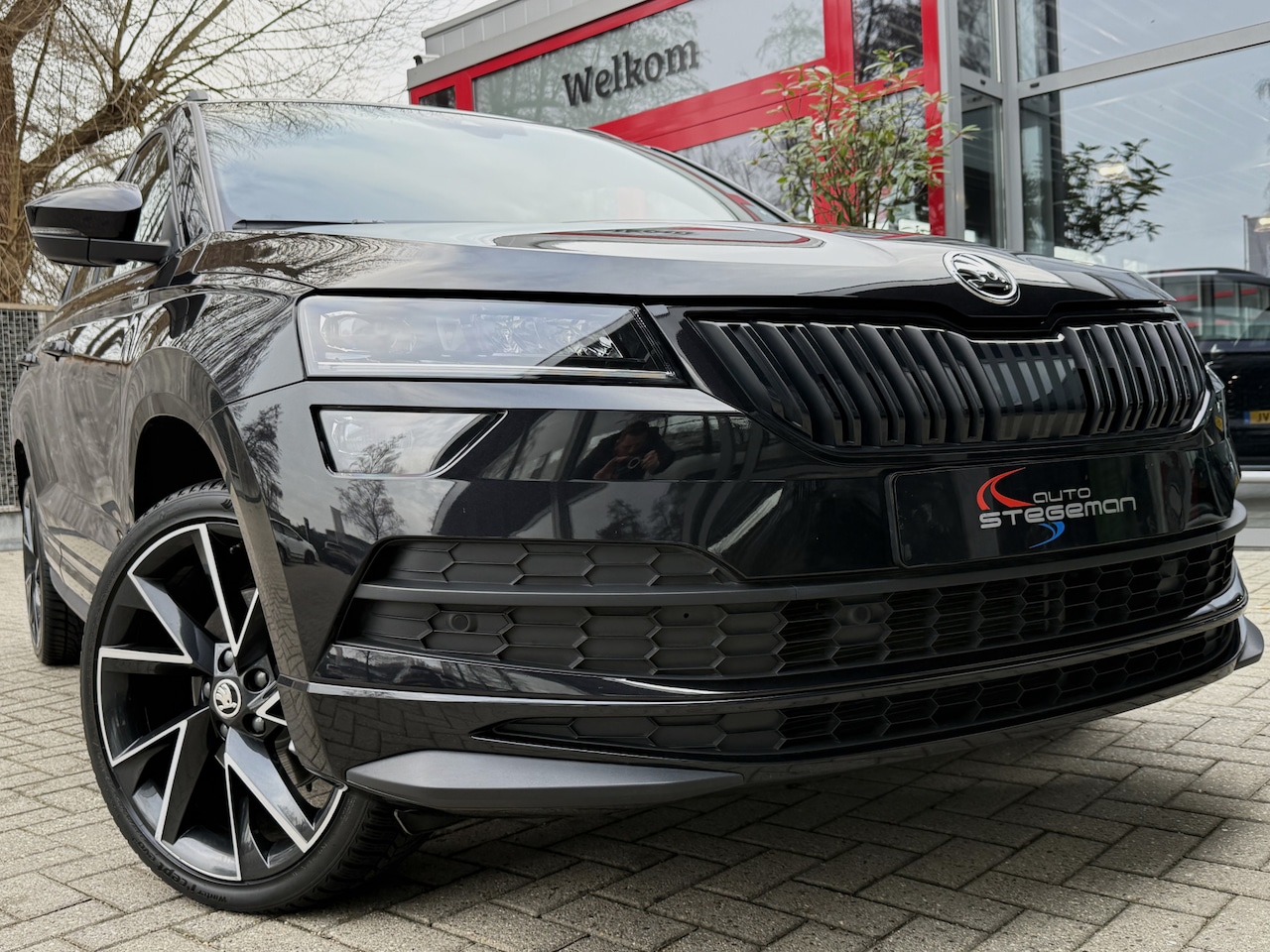Skoda Karoq - 1.5 TSI 150PK AUT. *!* SPORTLINE *!* NAVI/ CARPLAY/ 19 INCH/ VIRTUAL/ 42 DKM *!* - AutoWereld.nl