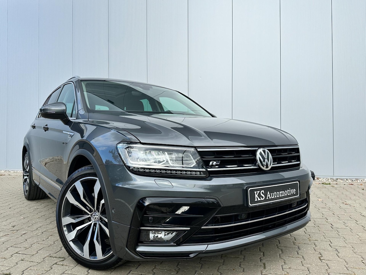 Volkswagen Tiguan - 2.0 TSI 180pk 4Motion R-Line| PANO | LED | Suzuka - AutoWereld.nl