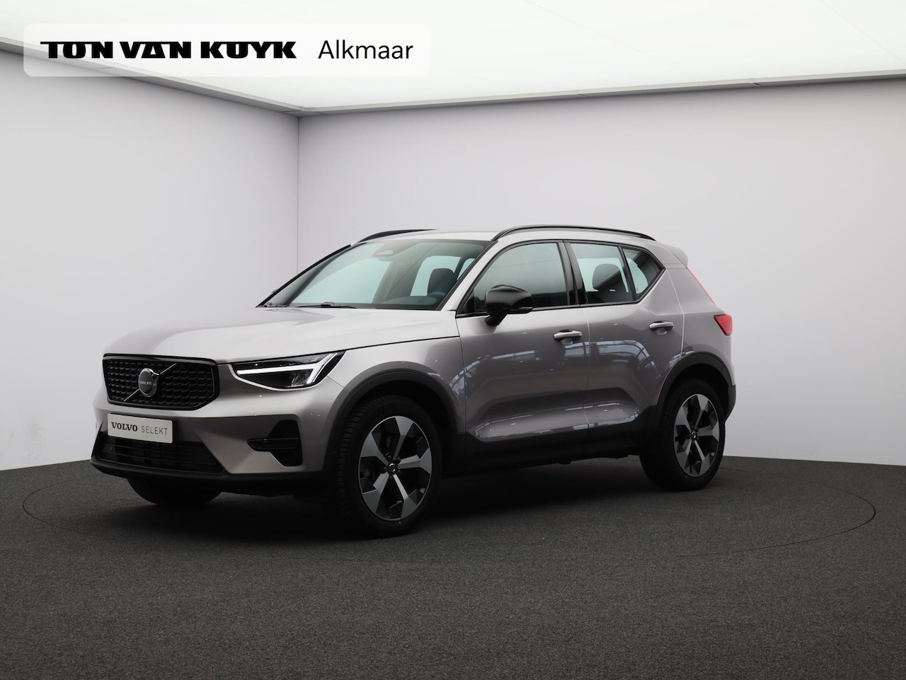 Volvo XC40 - 2.0 B4 Plus Dark / Trekhaak / Harman Kardon / Stoel+Stuurverwarming / Elektrische Stoelen - AutoWereld.nl