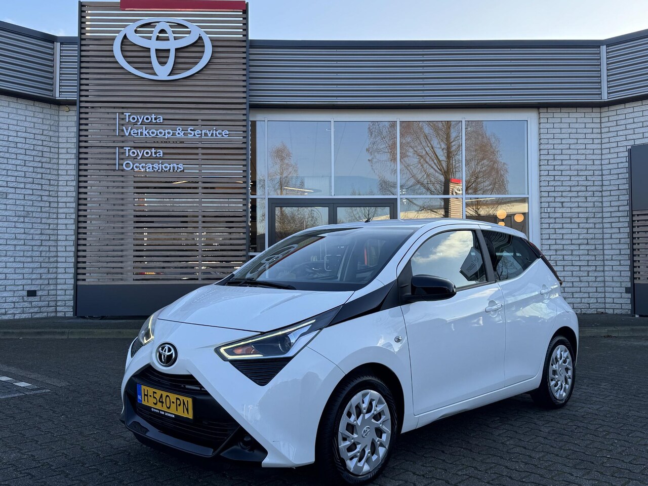 Toyota Aygo X - X-PLAY NL-AUTO ALL-SEASON AIRCO BLUETOOTH CAMERA EL-RAMEN/SPIEGELS APPLE/ANDROID - AutoWereld.nl