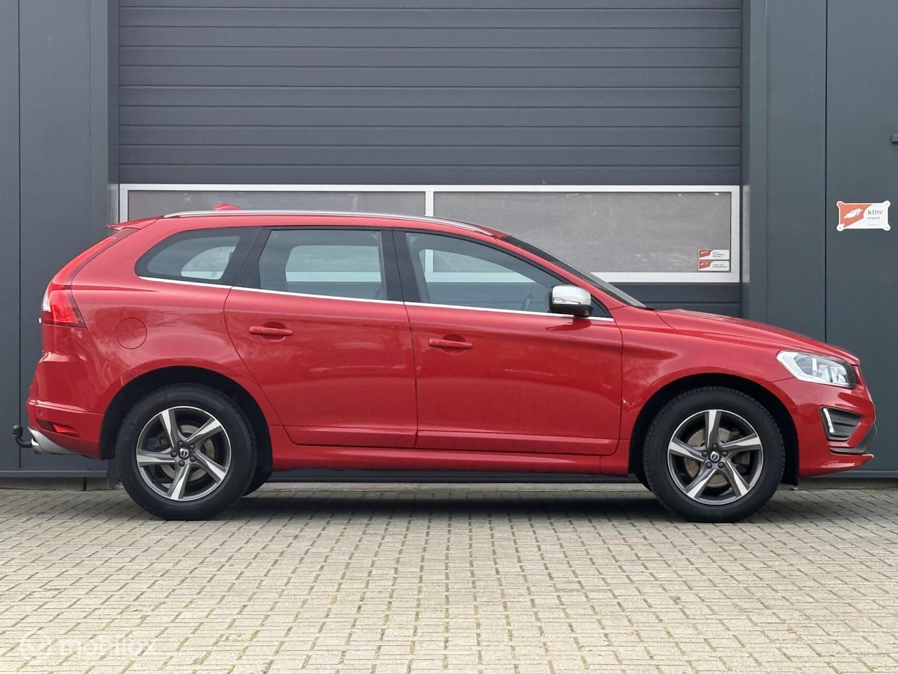 Volvo XC60 - 2.0 D4 Geartronic-8 R-Design Passion Red 1eigenaar - AutoWereld.nl