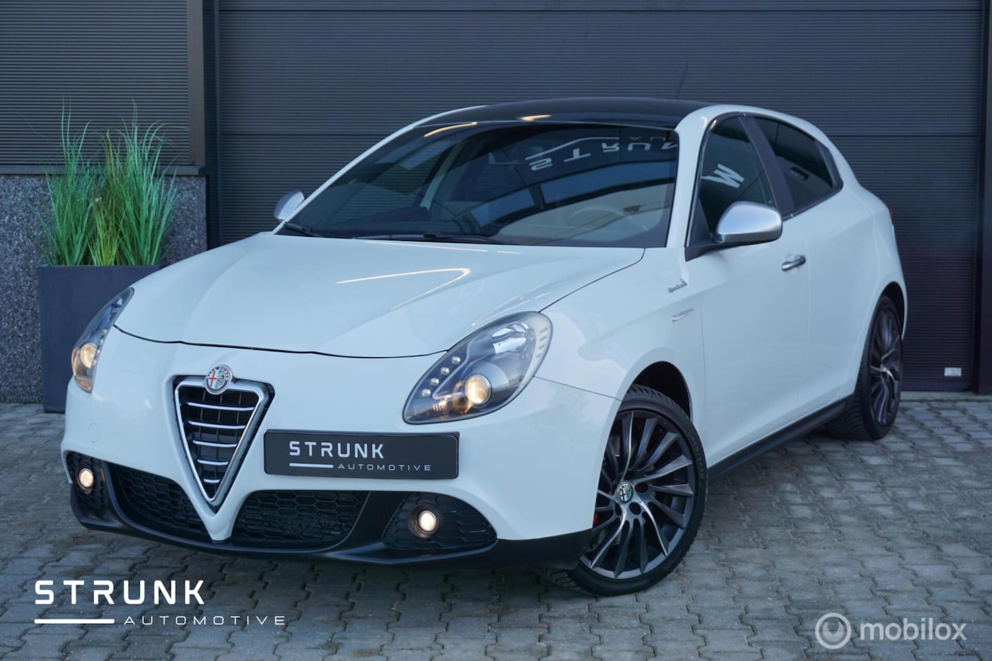 Alfa Romeo Giulietta - 1.4 T Limited Business Executive Sport Automaat Trekhaak Clima PDC LMV - AutoWereld.nl