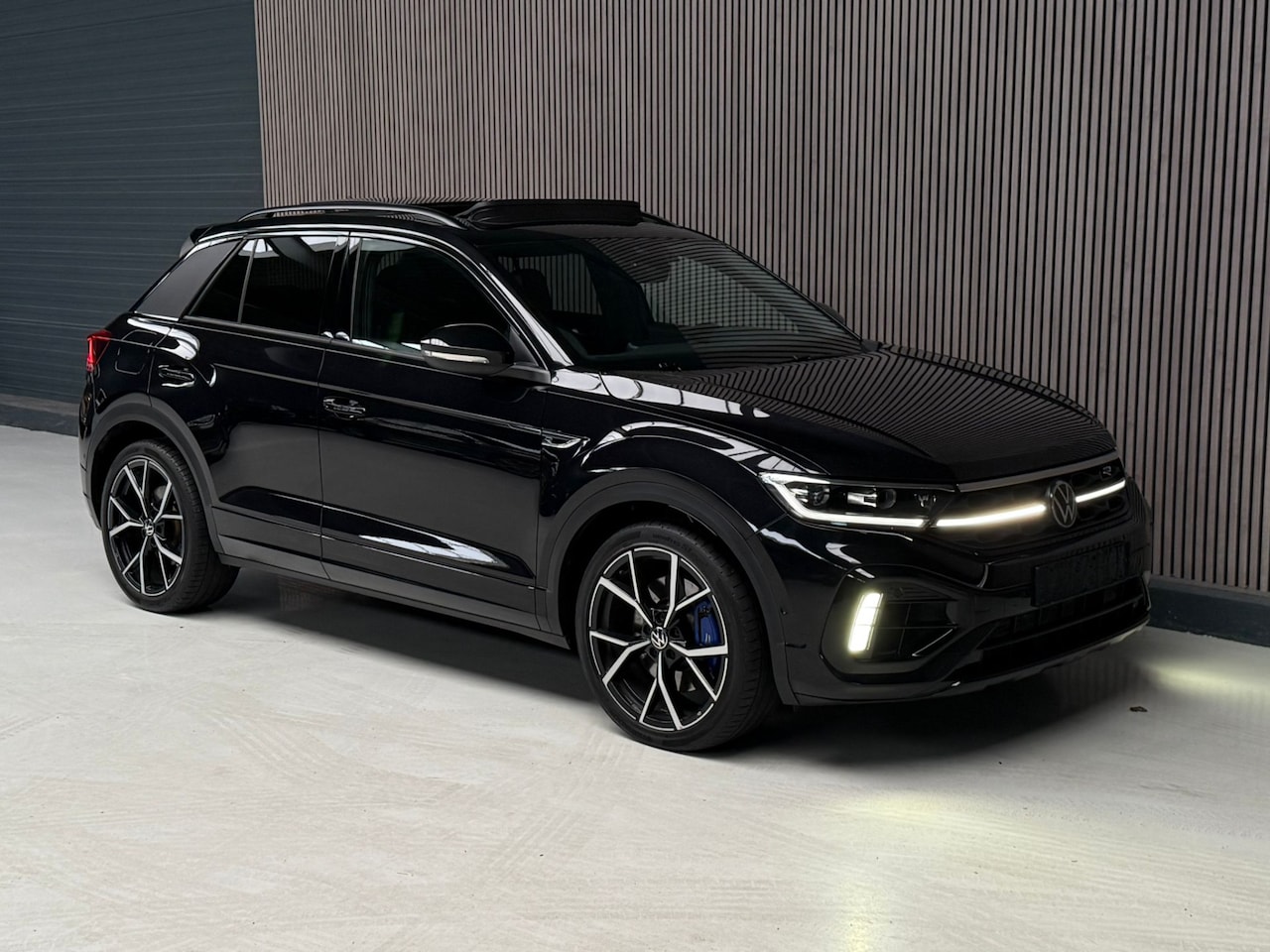 Volkswagen T-Roc - 2.0 TSI 4Motion R Pano | Akra | ACC - AutoWereld.nl