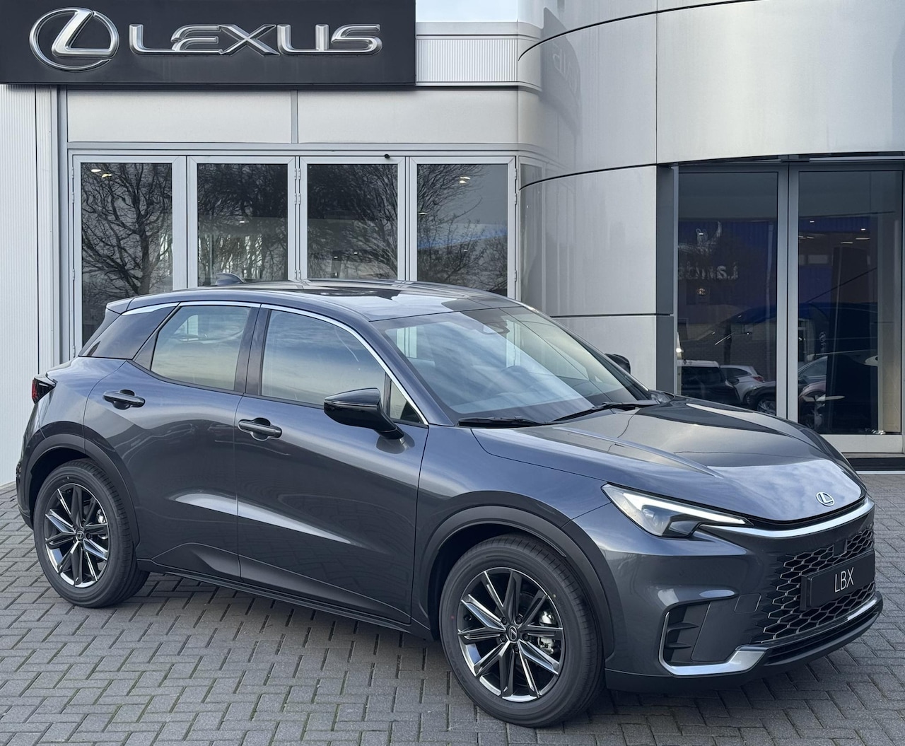 Lexus LBX - Relax 2WD NIEUW DIRECT LEVERBAAR MEMORYSEAT STUURVERW LEDER AMBIENT LIGHT - AutoWereld.nl