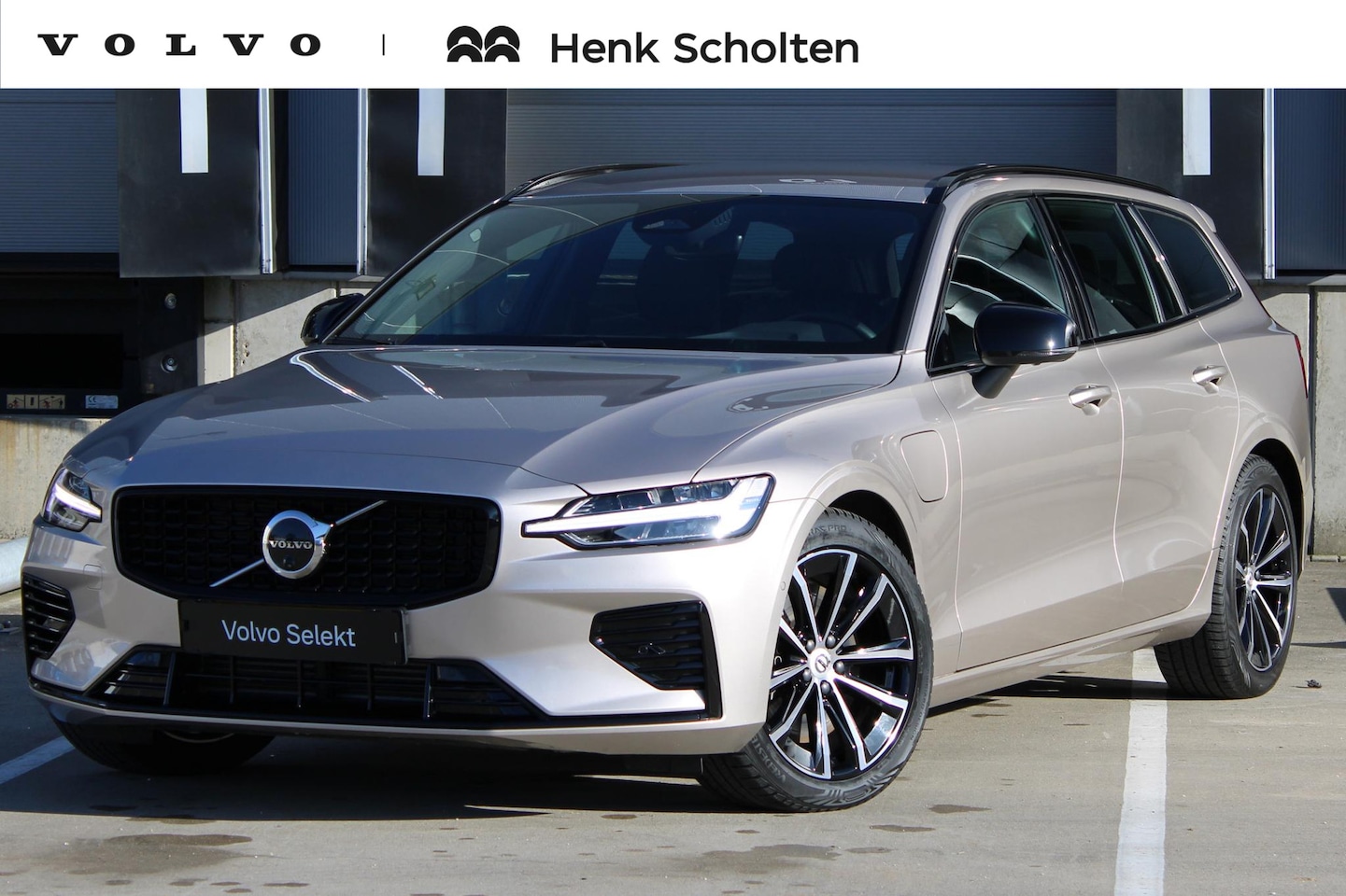 Volvo V60 - T6 Plug-in hybrid AWD Plus Dark | Verwarmbare voorstoelen+stuurwiel+achterstoelen | Rondom - AutoWereld.nl