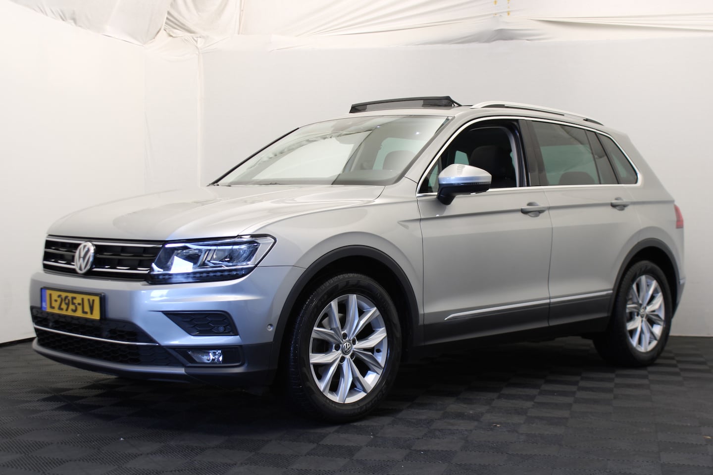 Volkswagen Tiguan - 1.5 TSI ACT Highline |Pano|Stoel/Stuur verw.| - AutoWereld.nl
