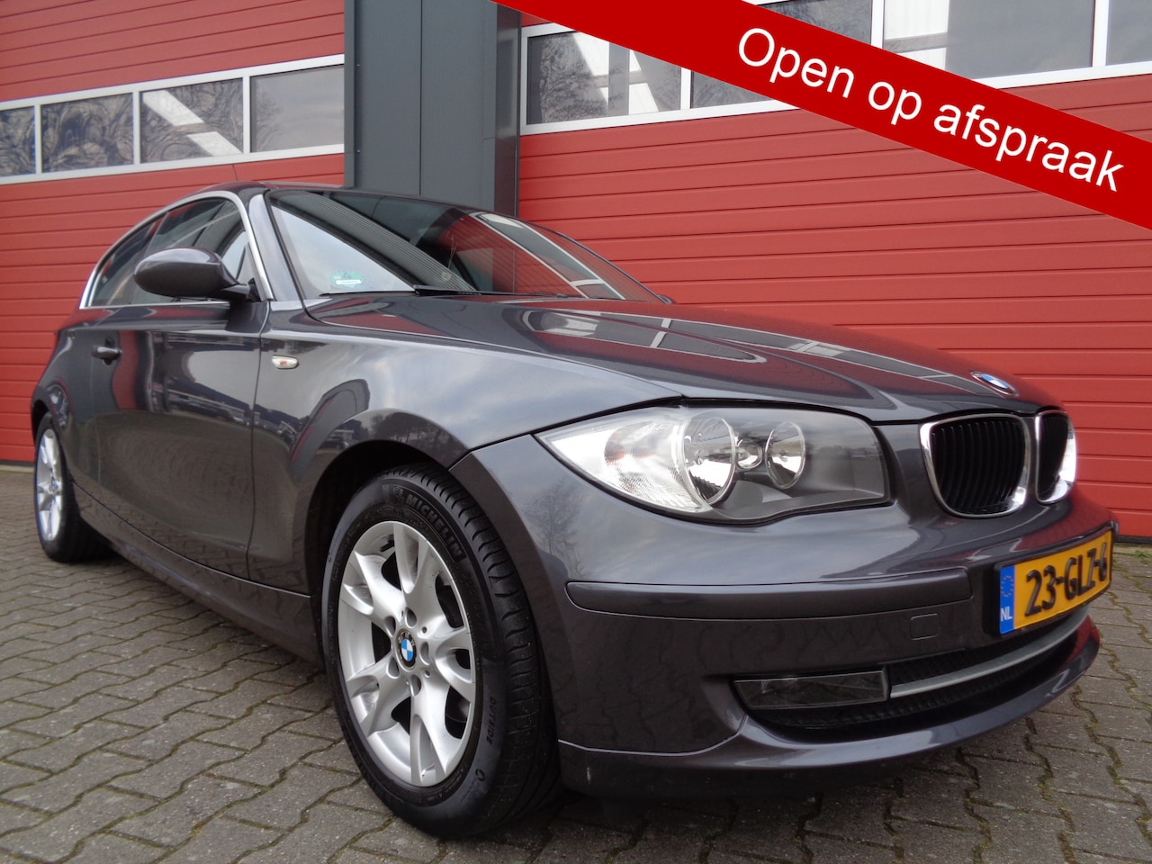 BMW 1-serie - 118i Business Line 143PK Automaat Airco LMV NL-Auto - AutoWereld.nl
