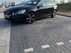 Volvo V60 - 1.6 T3 R-Design Sport Exterieur, Sport Interieur, Premium Audio Installatie, Stoelverwarming, 18 Inch LMV