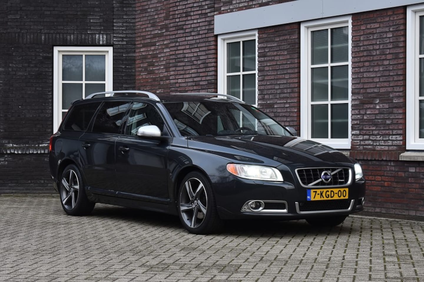 Volvo V70 - 2.0 D4 R-Edition - 5 cilinder! - nette auto. Wij zijn op afspraak geopend! Graag bellen vo - AutoWereld.nl