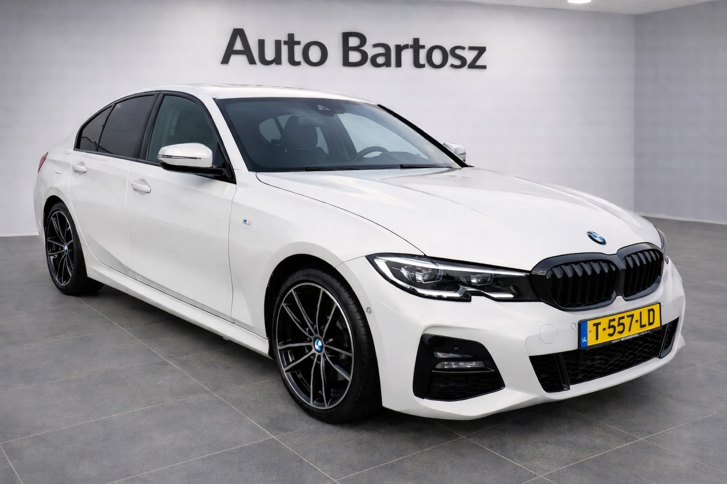 BMW 3-serie - | Plug-in Hybrid | xDrive 4WD | Panoramadak | Head-up Display | Camera | Leder | Sportpakk - AutoWereld.nl
