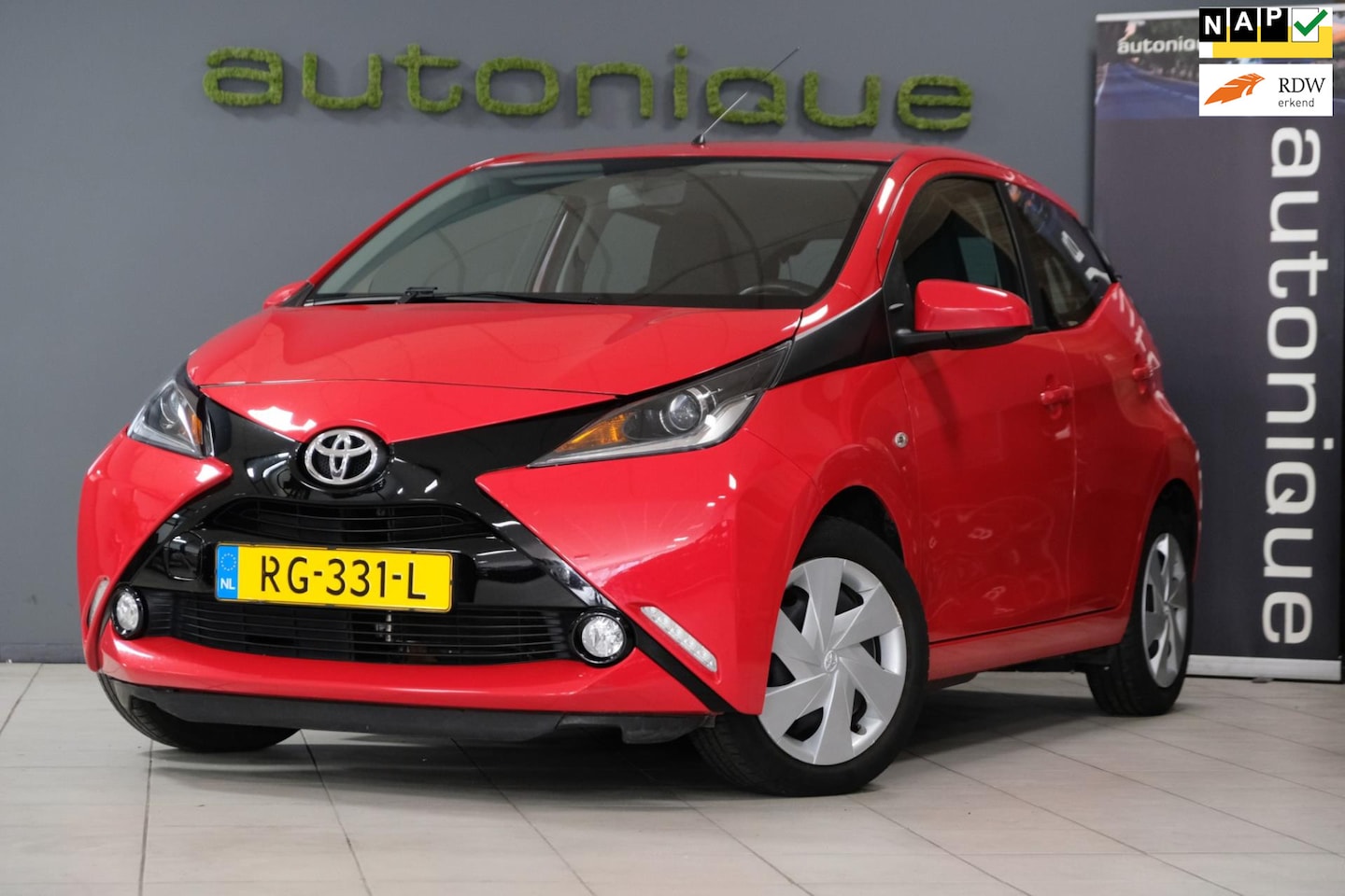 Toyota Aygo - 1.0 VVT-i x-play airco/cruise/Bluetooth/camera - AutoWereld.nl