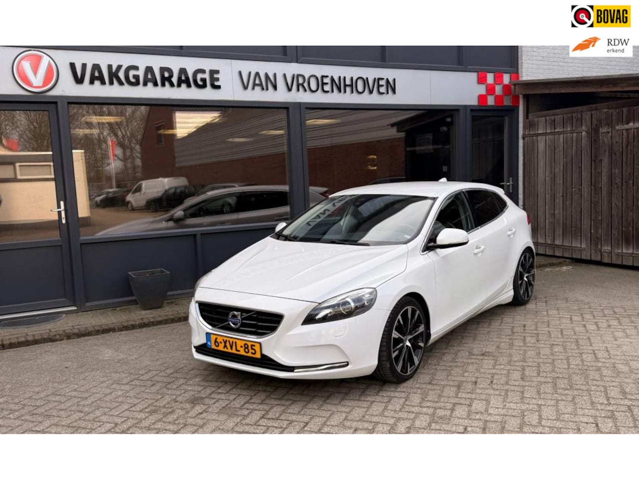 Volvo V40 - 2.0 D4 Momentum Business 2.0 D4 Momentum Business - AutoWereld.nl