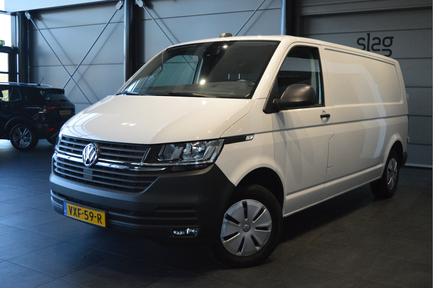 Volkswagen Transporter - 2.0 TDI L2H1 airco cruise navi trekhaak pdc 150 pk !! - AutoWereld.nl