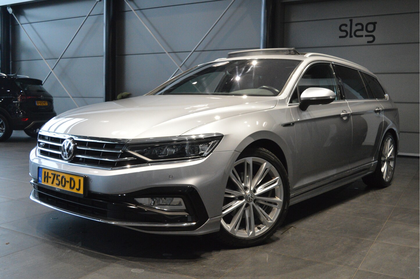 Volkswagen Passat Variant - 1.5 TSI x R-LINE navi leer pano trekhaak keyless 19 inch !! - AutoWereld.nl