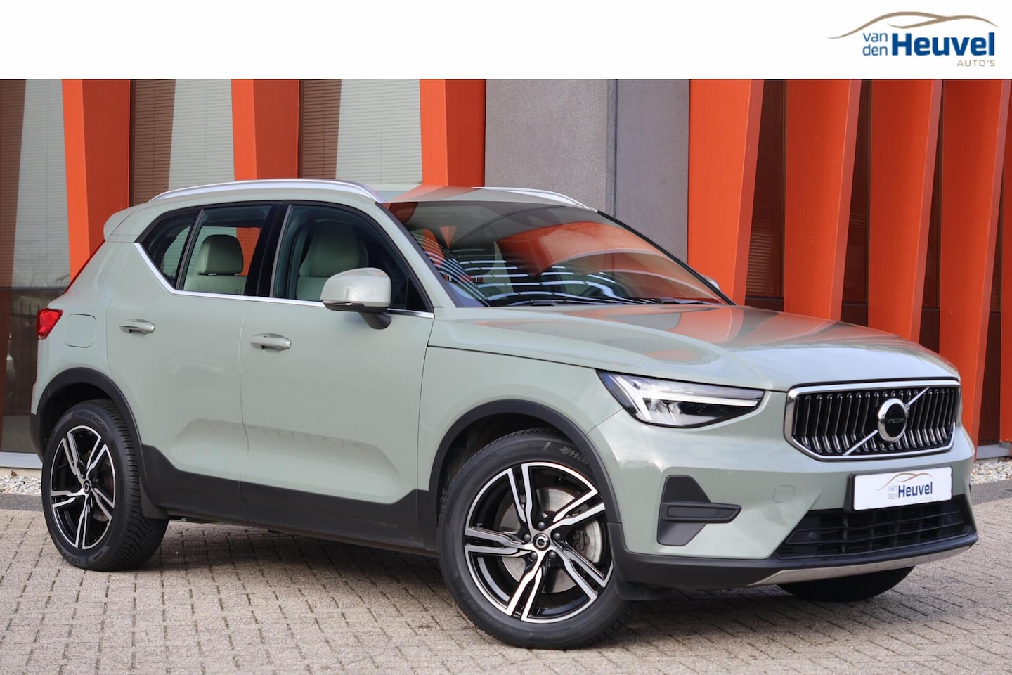 Volvo XC40 - T4 Recharge Plus Bright | Stoelverwarming | Trekhaak | Leder | Parkeercamera | H/K | Keyle - AutoWereld.nl