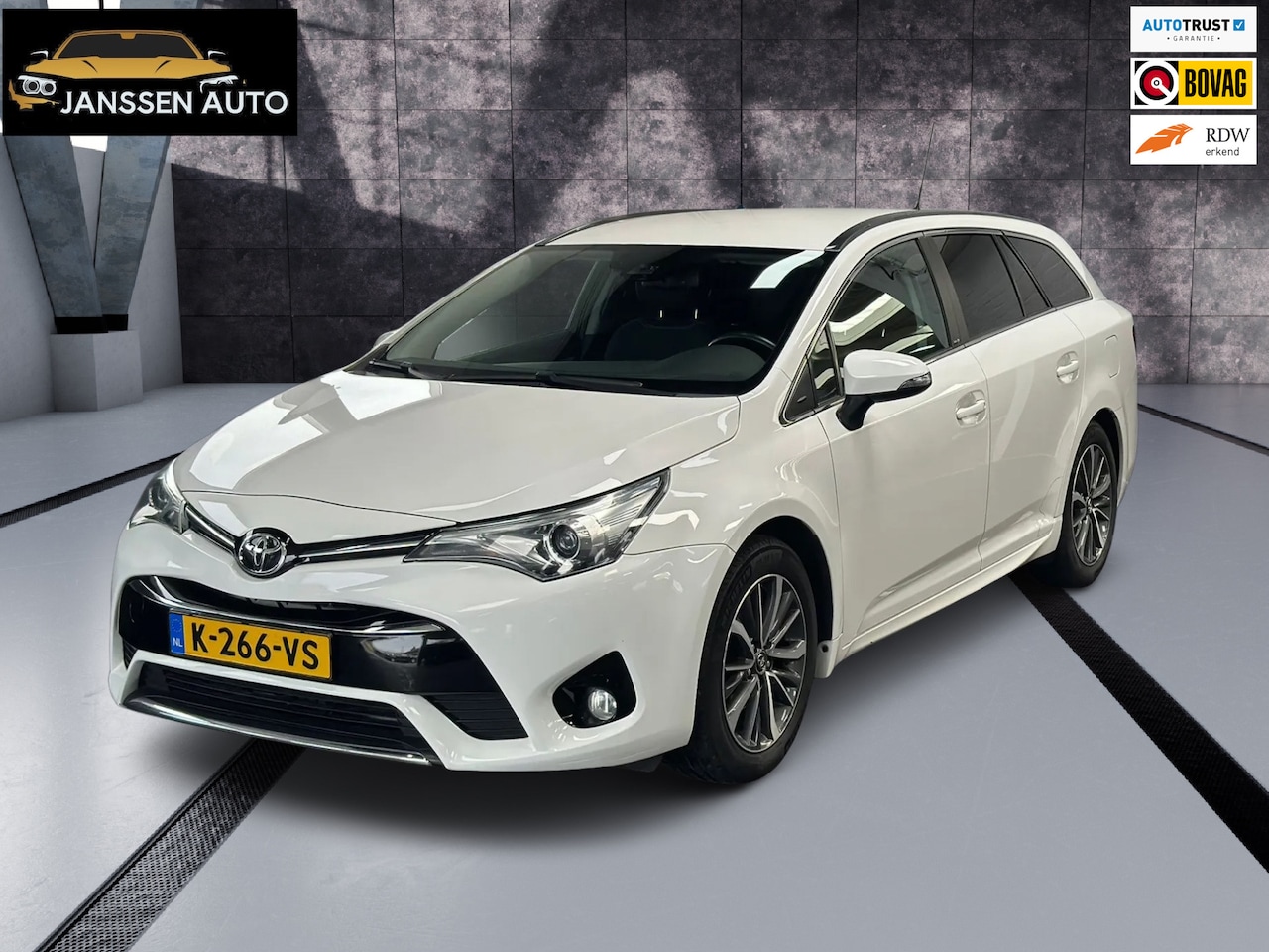 Toyota Avensis Touring Sports - 1.8 VVT-i SkyView Edition | Navi | DAB | Stoelverwarming | Trekhaak - AutoWereld.nl