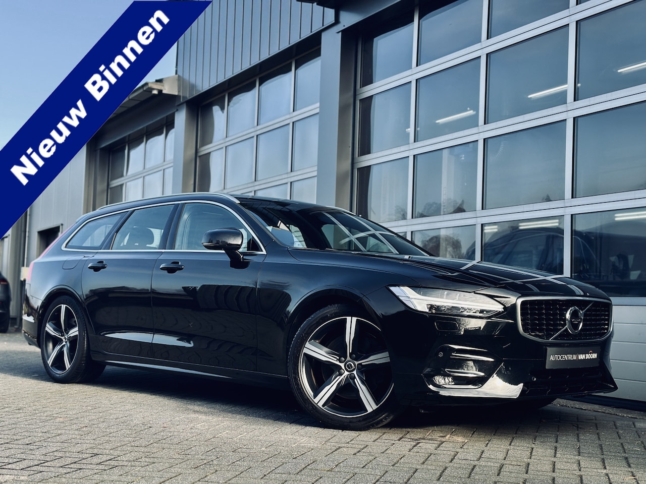 Volvo V90 - 2.0 T4 R-Design | Automaat | Panodak | Trekhaak | Adapt Cruise | Standkachel | Keyless | I - AutoWereld.nl