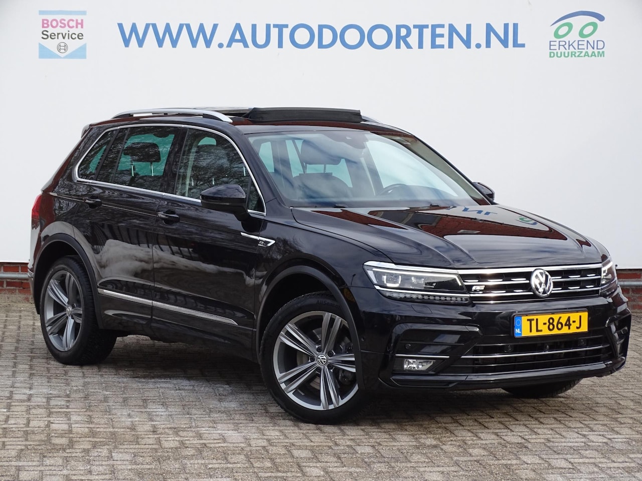 Volkswagen Tiguan - 2.0 TDI 4Motion Highline Business R|PANO|TREKHAAK| - AutoWereld.nl