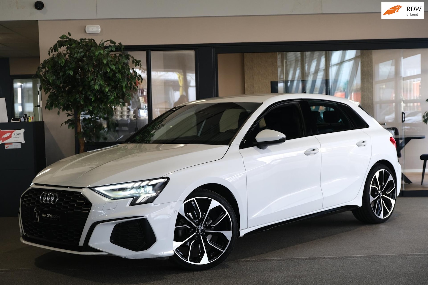 Audi A3 Sportback - 30 TFSI S-Line S-tronic Leder Navi Led Cam Acc Pdc - AutoWereld.nl
